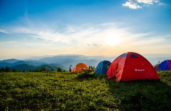 Quels sont les équipements nécessaires pour un camping en région de forêts tempérées en été?