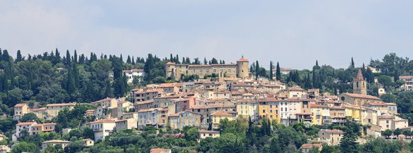 Peut-on trouver une maison de vacances en Provence avec des ateliers de peinture et des visites de musées ?
