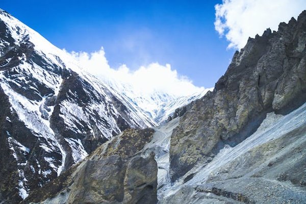 Quels sont les meilleurs itinéraires pour une randonnée à travers les montagnes de l'Himalaya?